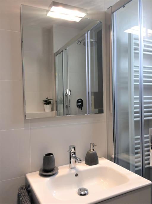 ברצלונה Lovely & Bright Vila Olimpica Beach Apartment מראה חיצוני תמונה
